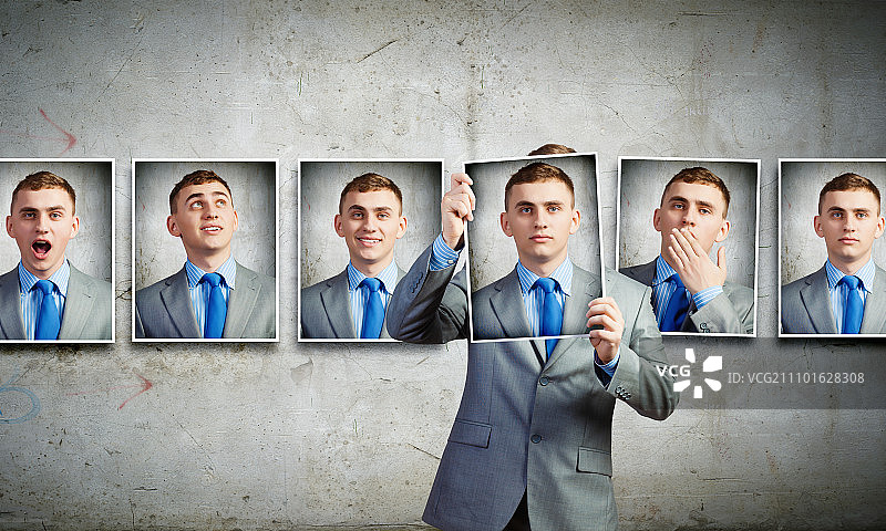 表达情绪的年轻英俊商人图片素材