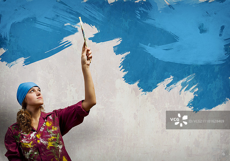 女画家，戴着头巾手持画笔的年轻女画家图片素材