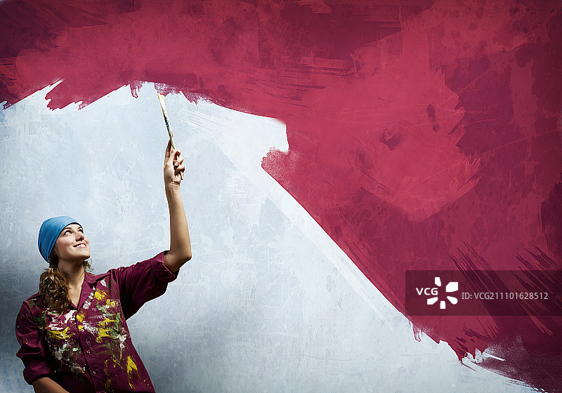 女画家，戴着头巾手持画笔的年轻女画家图片素材