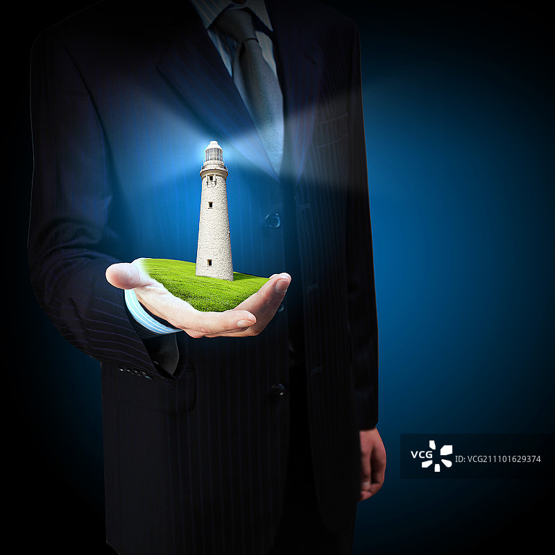 灯塔：黑暗中闪耀的灯塔与商务人士图片素材