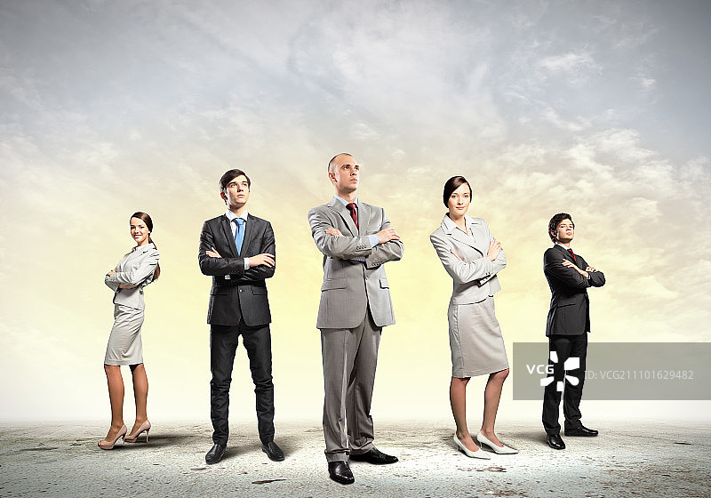 一群商务人士站在世界地图背景前图片素材