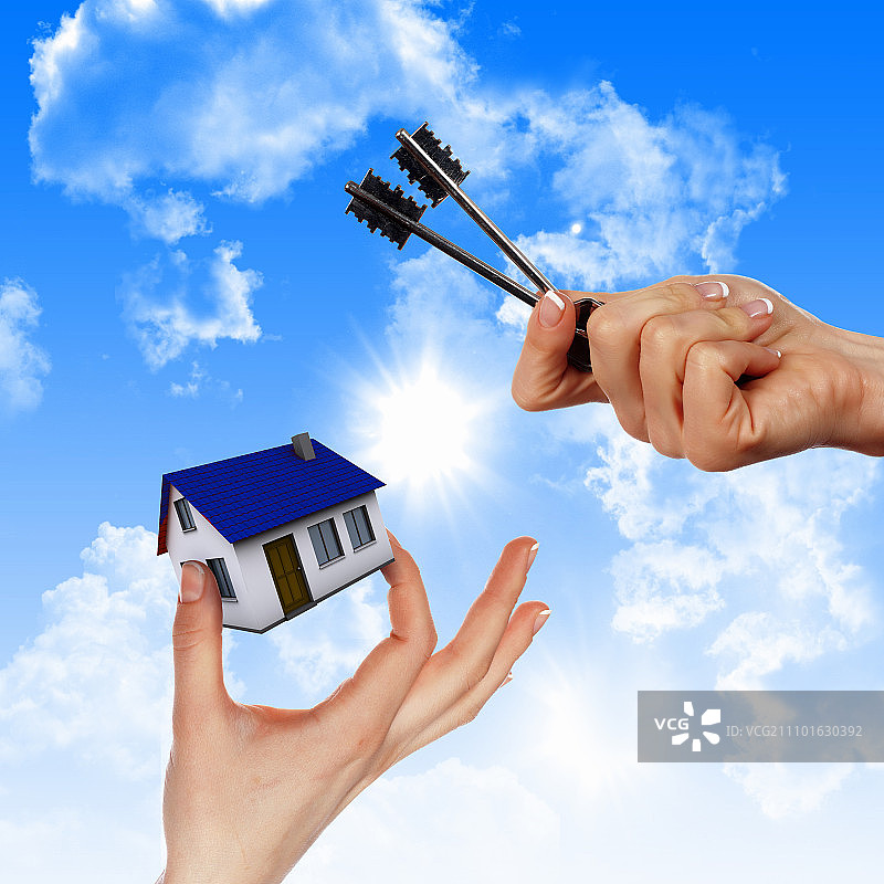 蓝天背景下的房屋和人手图片素材