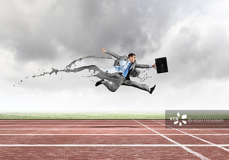 忙碌的商人：匆忙奔跑的有趣年轻办公室职员图片素材