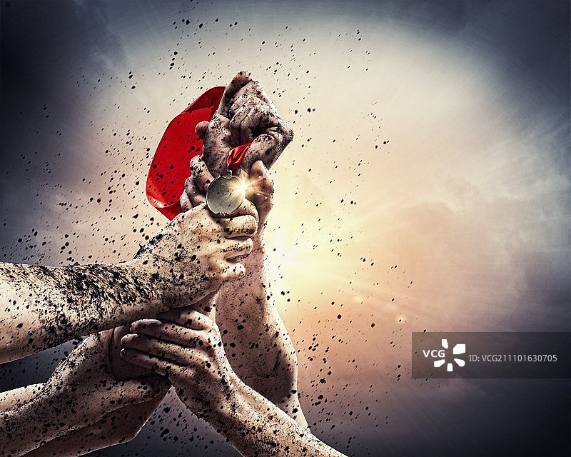 在黑暗暴风雨的天空下，手握紧奖牌图片素材