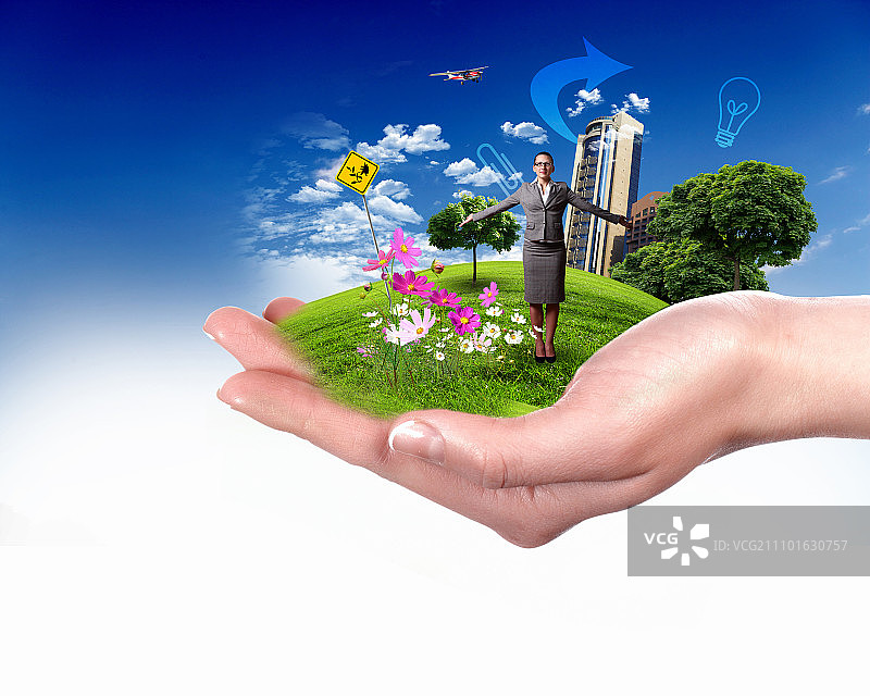 手持绿色风景拼贴图片素材