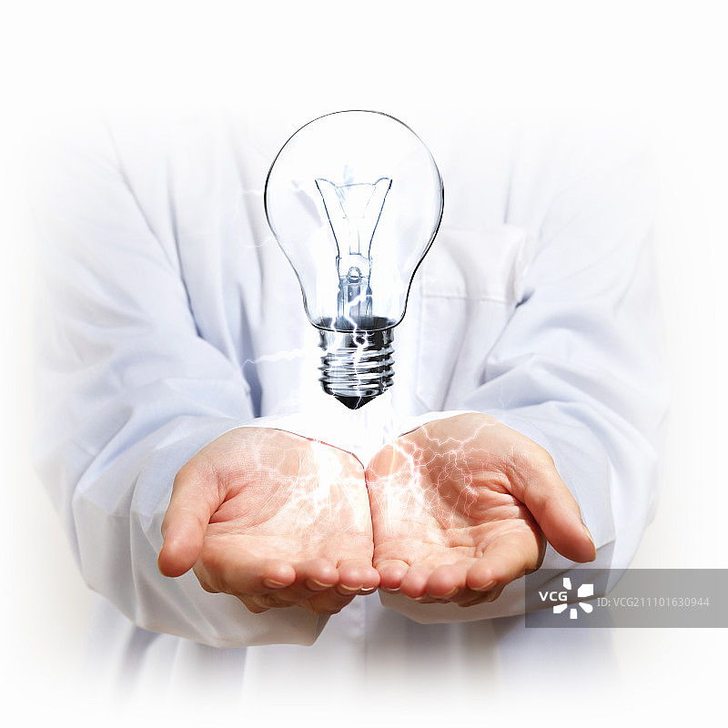 手和灯，手持灯与商务人士的手图片素材