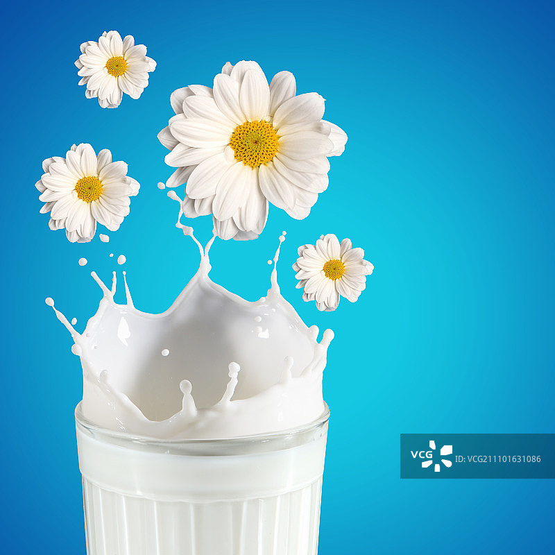 彩色背景上的玻璃鲜牛奶插画图片素材