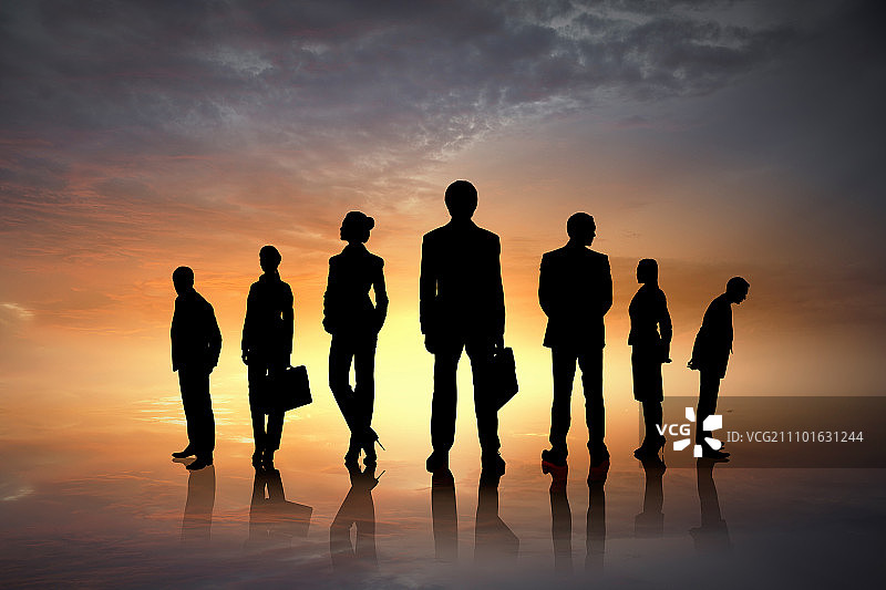 夕阳背景下排队站立的商务人士剪影图片素材