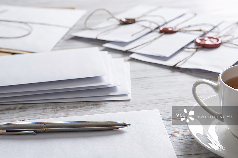 桌上带有印章的信件。旧邮件概念，木纹表面上的蜡封信封图片素材