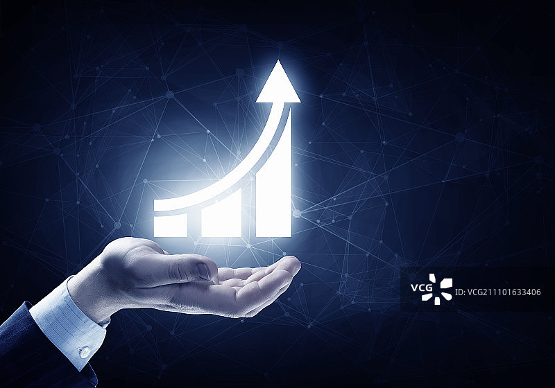 增加金融收入：商务人士手持增长图图片素材
