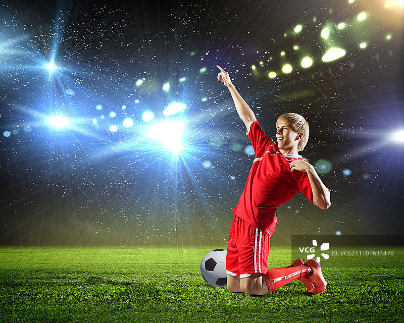 足球球门：跪地欢呼的足球运动员图片素材