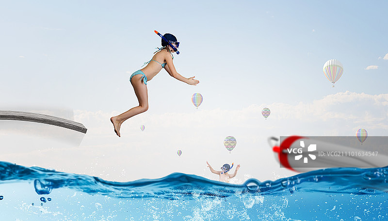 我美好的暑假：戴着潜水镜的学龄儿童的乐趣图片素材