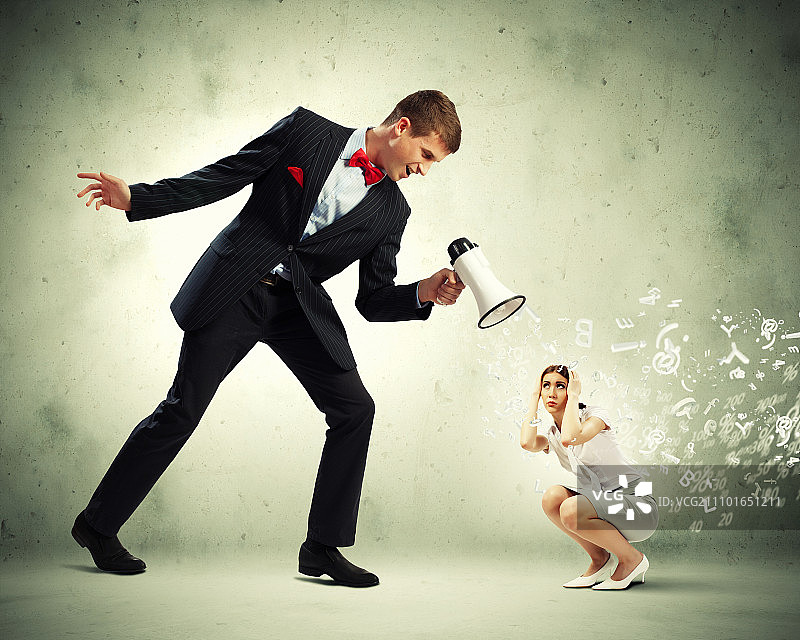 拿着扩音器的商人。愤怒的商人用扩音器对着同事喊叫图片素材