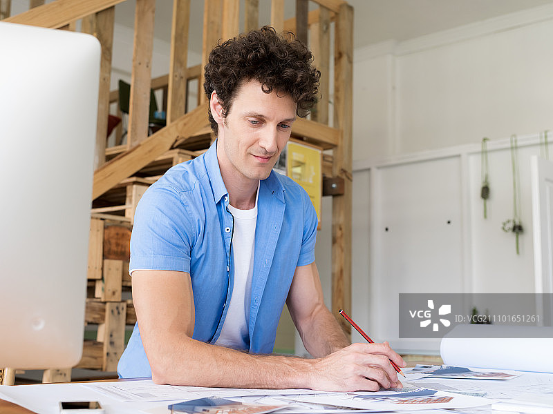 男人在办公室处理草稿图片素材