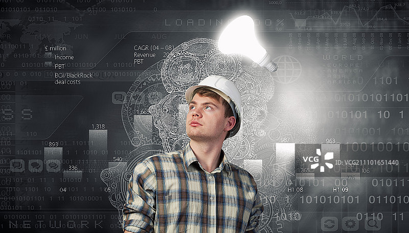 年轻建筑工人若有所思地看着灯泡，创意概念图片素材