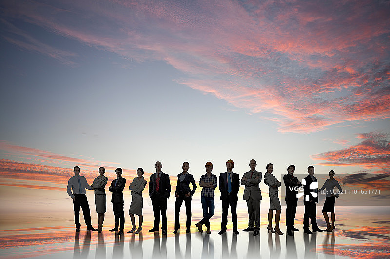 夕阳背景下排队站立的商务人士剪影图片素材