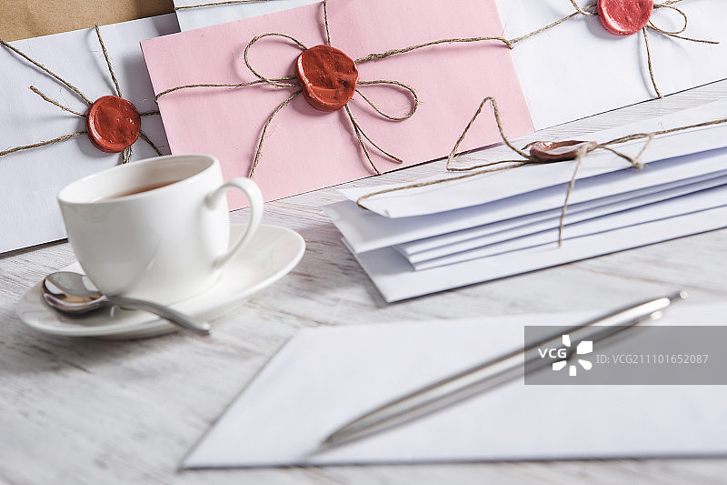 桌上带有印章的信件。旧邮件概念，木纹表面上的蜡封信封图片素材