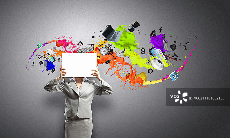 手持banner的女人：一位商务女性拿着白色空白纸图片素材