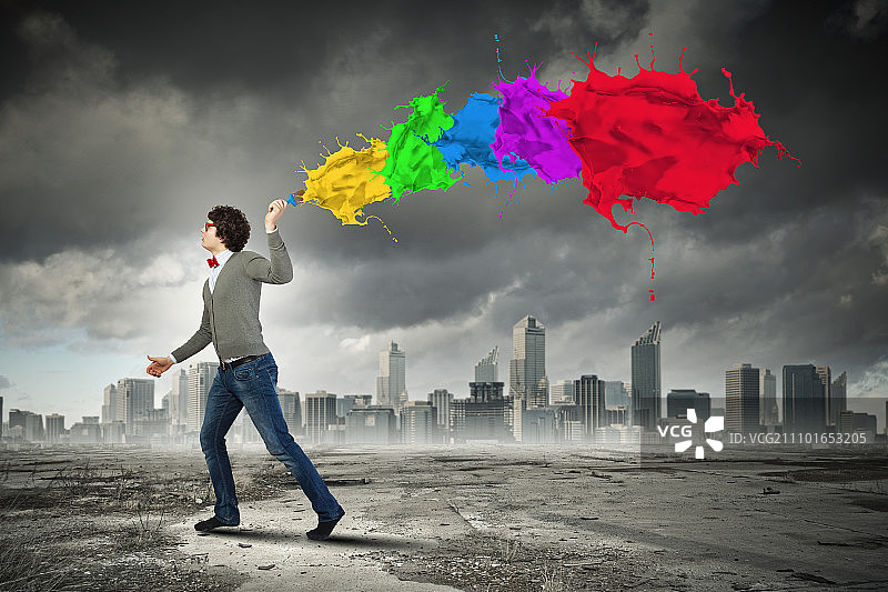 年轻男人和彩色飞溅图片素材