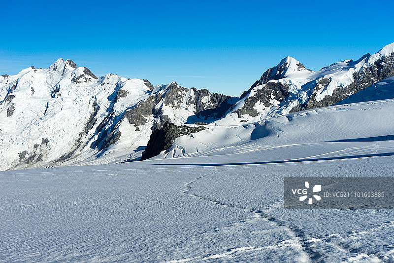 山峰。雪山和湛蓝的天空图片素材