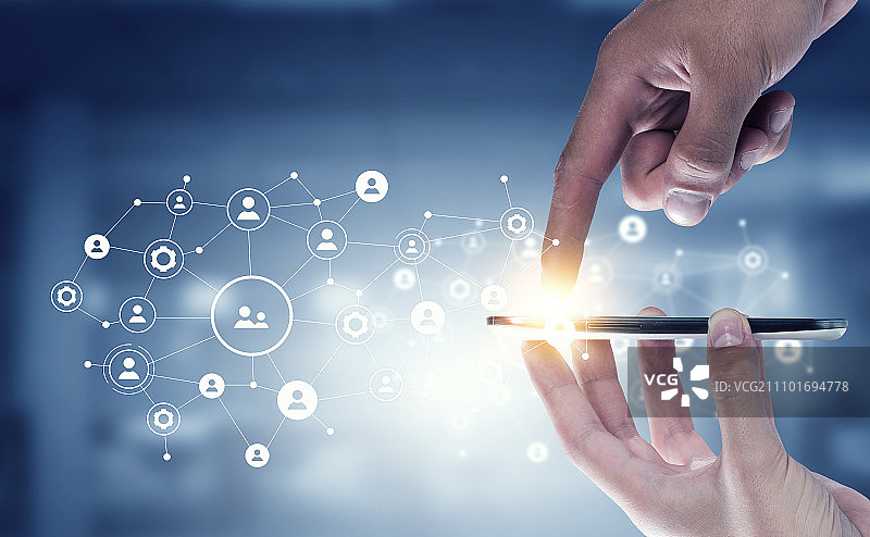 连接人们的设备，手持智能手机和连接线作为社交网络概念图片素材