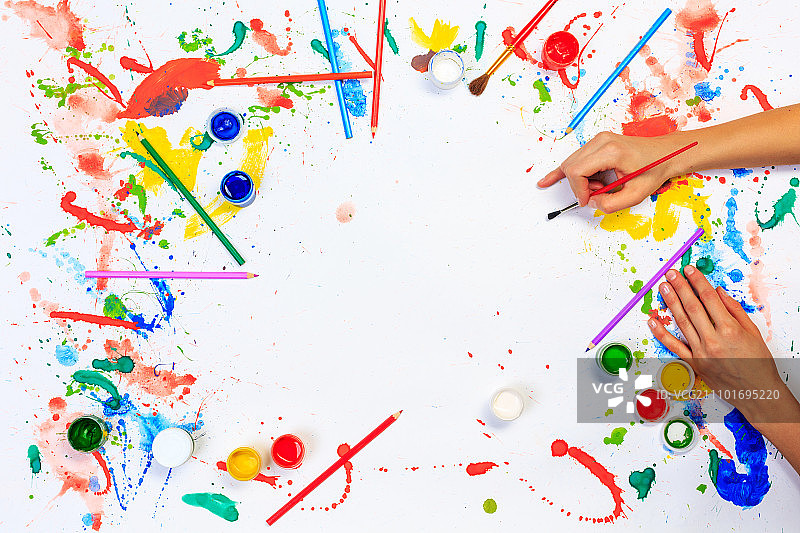 绘画兴趣爱好：用不透明水彩颜料在白纸上绘画图片素材