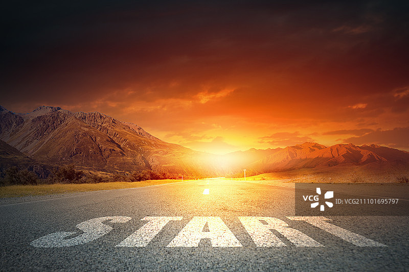 沥青路上“开始”字样概念图图片素材