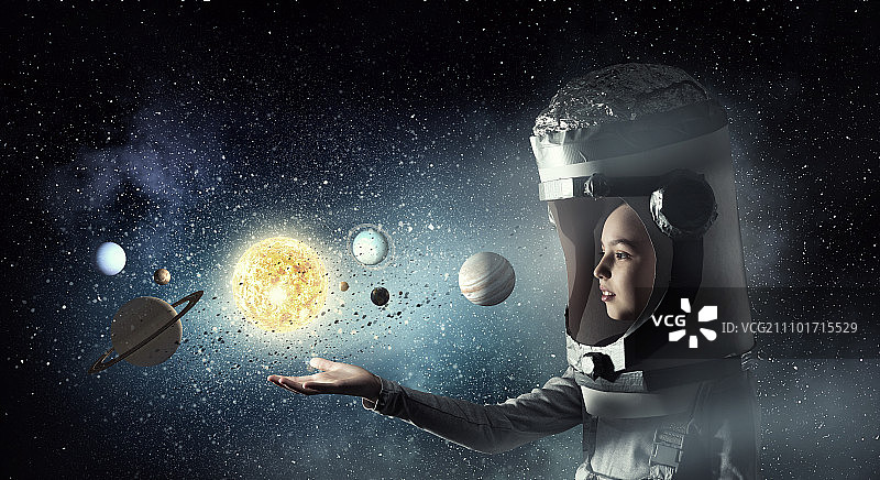 我要探索太空。戴着纸板头盔，梦想成为宇航员的可爱女孩图片素材