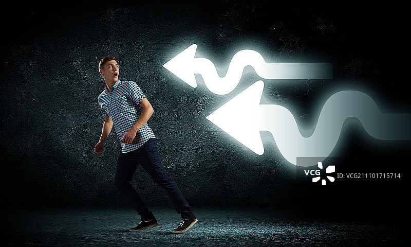 逃跑，躲避箭矢的年轻人图片素材