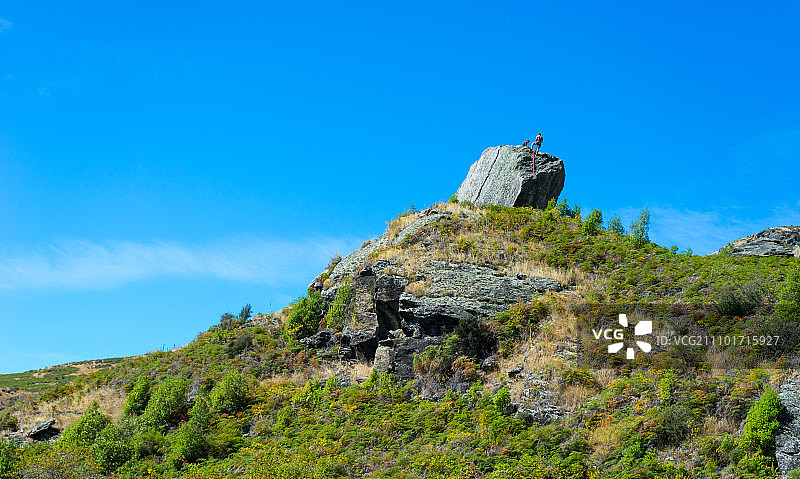 新西兰阿尔卑斯山的自然风光和徒步旅行者图片素材