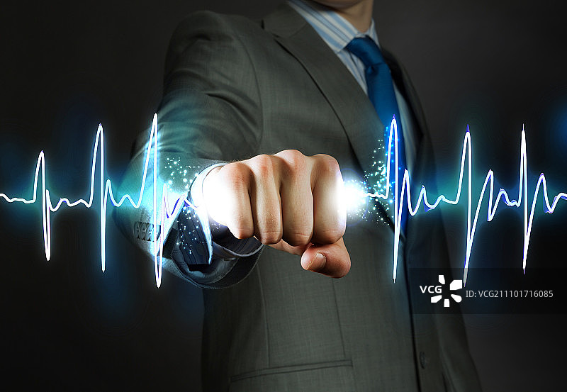 紧握心电图的成功商人特写图片素材