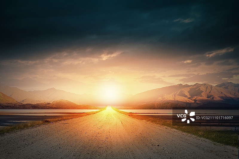 道路上方的日出，空旷的沥青路和地平线上的日出图片素材