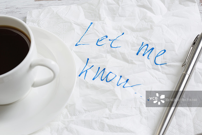 餐巾纸上的爱情告白。写在餐巾纸上的浪漫留言和木桌上的咖啡杯图片素材