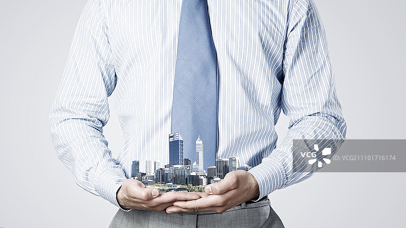 展示开发项目：商人手持建筑模型特写图片素材