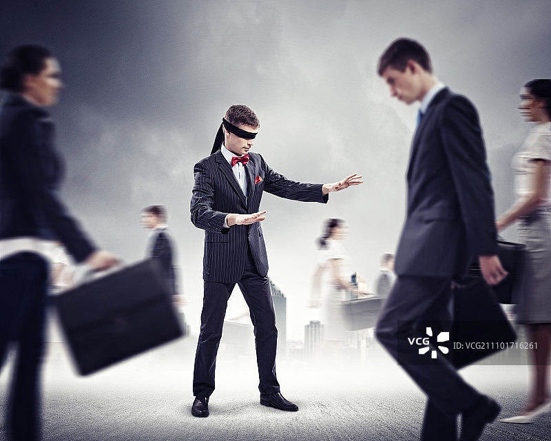 蒙眼商人在人群中行走图片素材