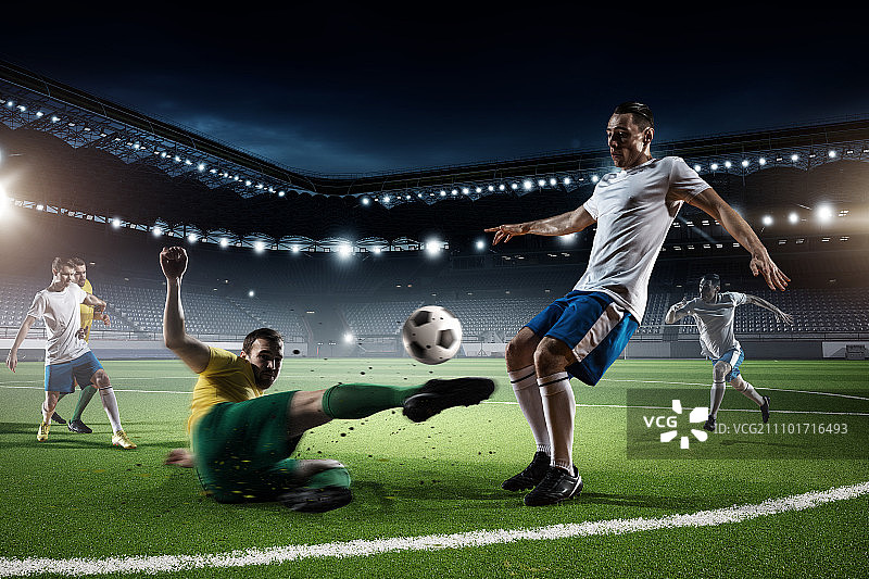 足球比赛瞬间：球员争夺球权图片素材
