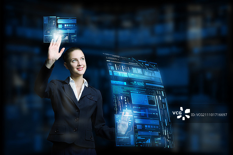 使用现代技术：迷人的微笑女商人使用虚拟面板界面工作图片素材
