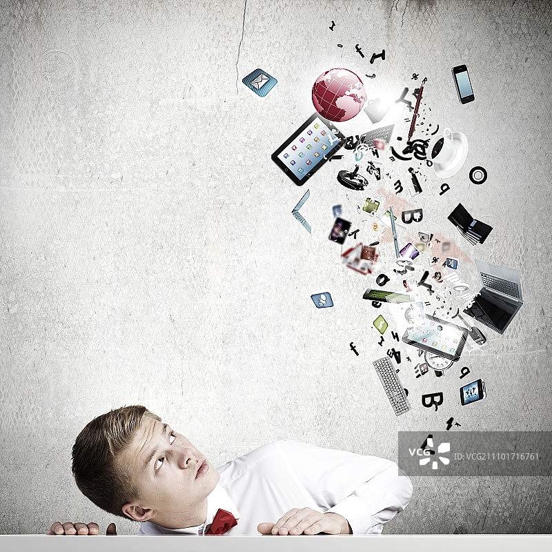 现代科技：年轻人从桌下向外看图片素材