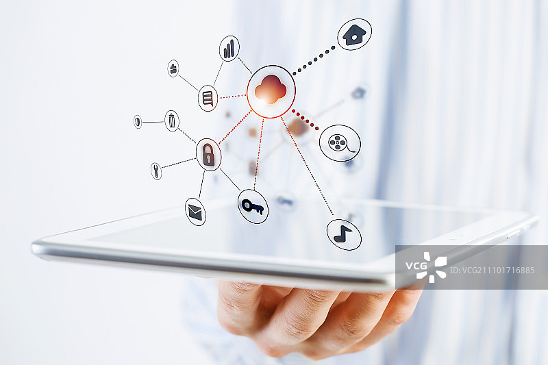 社交网络结构：商人展示平板电脑和网络连接概念图片素材