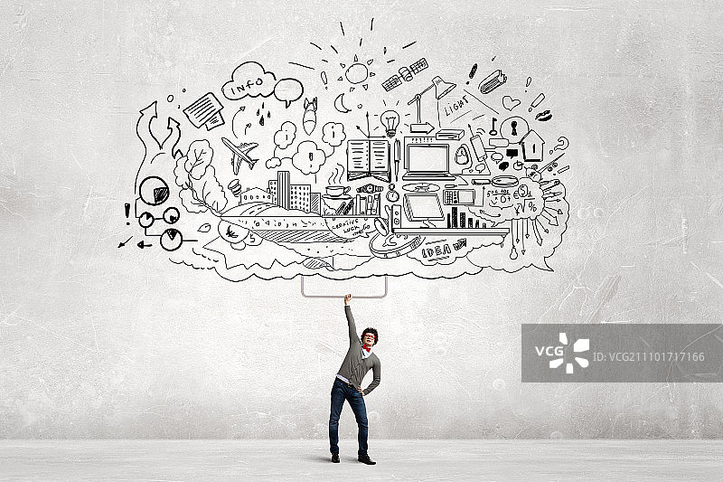 我的大计划。年轻商人将他的伟大商业计划举过头顶图片素材