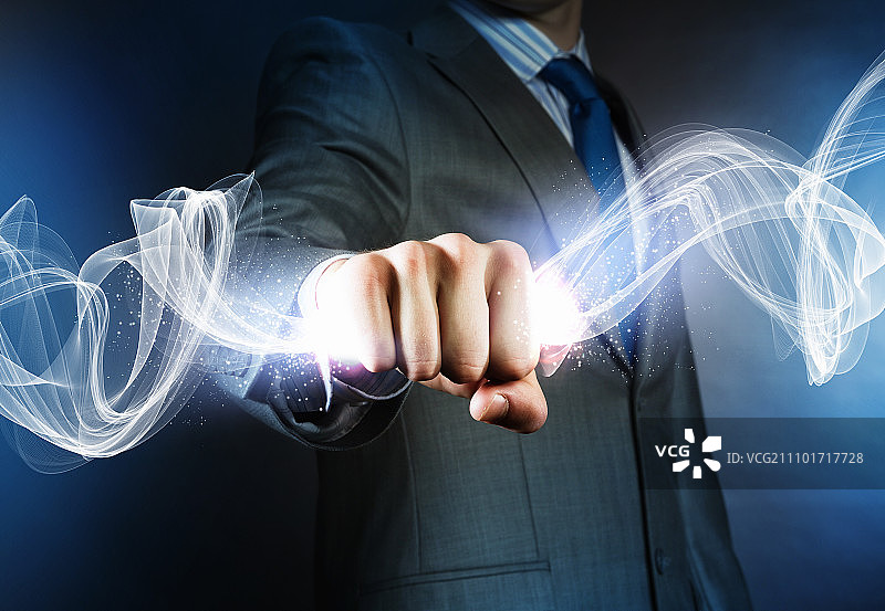 星尘。商务人士手中紧握光线图片素材