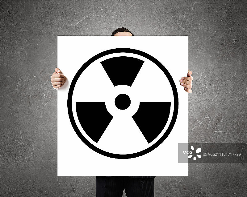 放射性问题，商人展示带有放射性标志的白色banner图片素材
