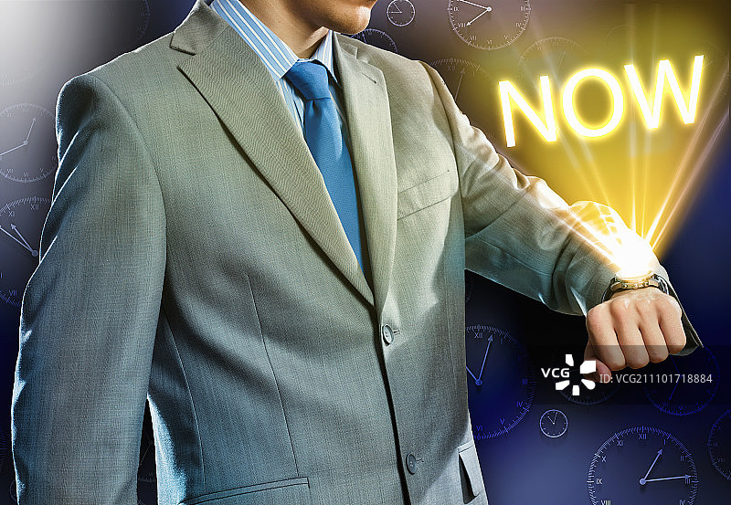 商务时间：商务男士看表特写图片素材