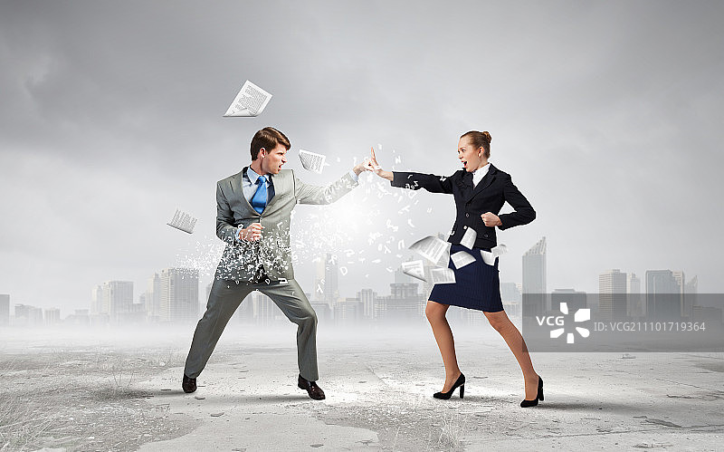 两位商业人士愤怒地争吵，激烈的办公室争吵图片素材