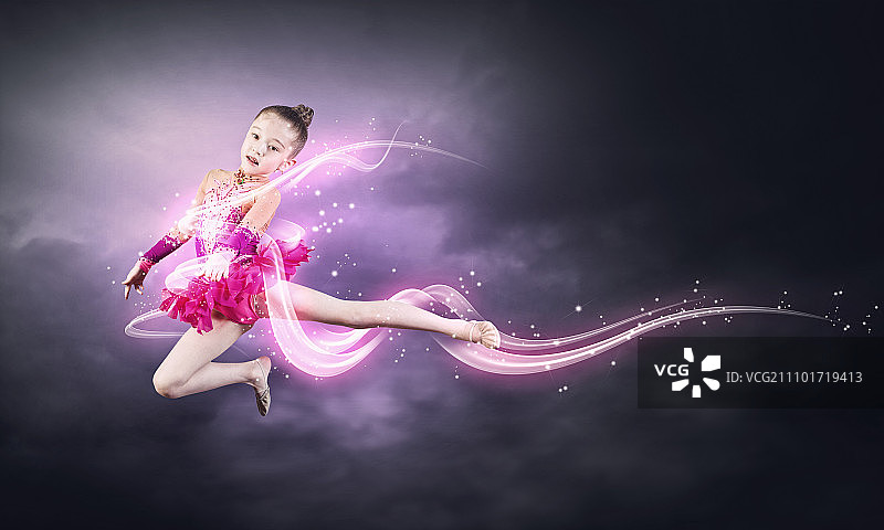 小体操运动员：穿着表演服的可爱女孩高高跳起图片素材