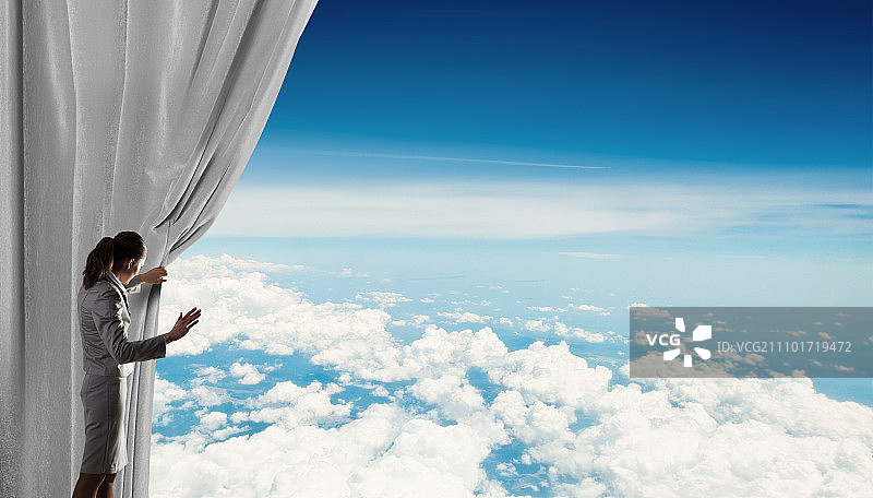 打开窗帘的女人图片素材