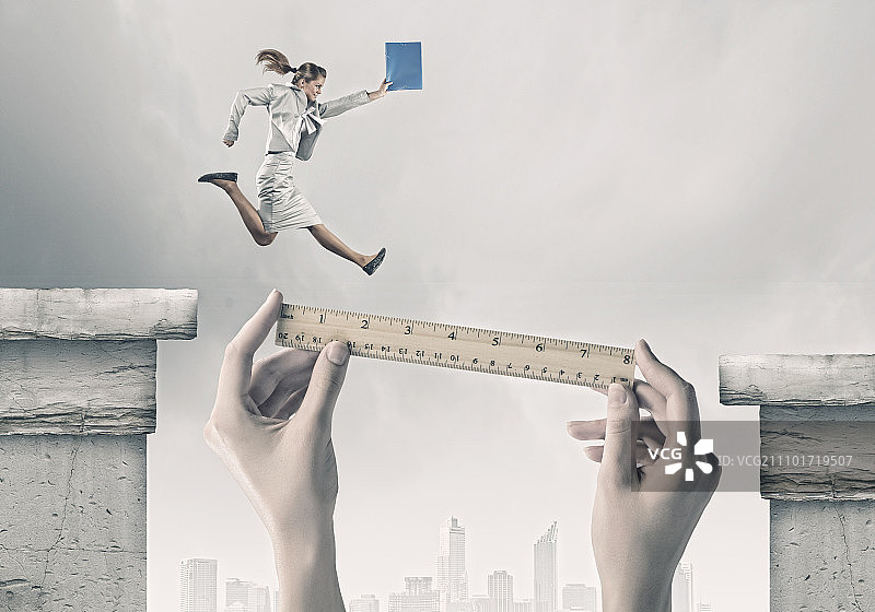 克服困难：女商人跳过缺口。风险与挑战概念图片素材
