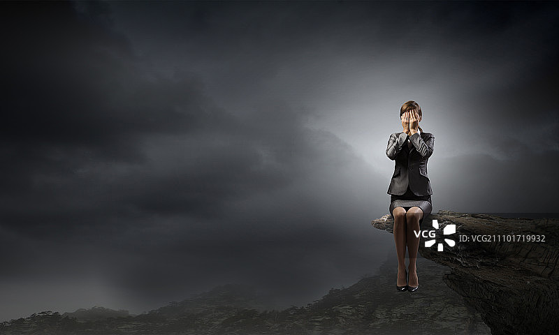 害怕的女商人。年轻女商人用手捂住眼睛图片素材