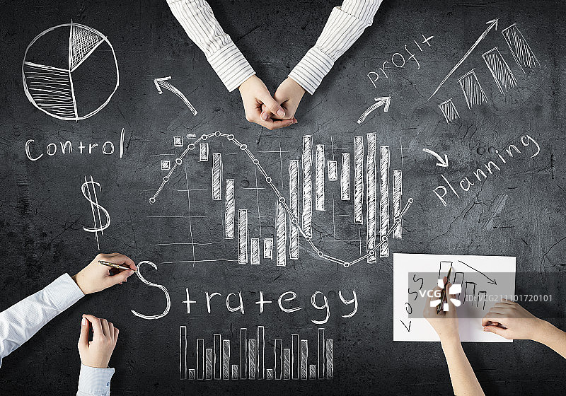 商务团队的创意工作。人们绘制商务团队合作战略的俯视图图片素材