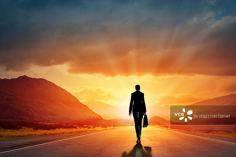 日出背景下的商务女性背影图片素材